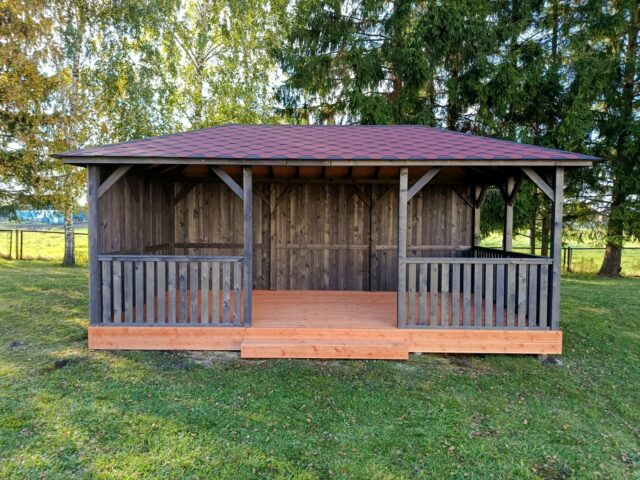 Koka lapene 3x6 m ar šindeļu jumtu, pakāpienu un aizklātām sienām