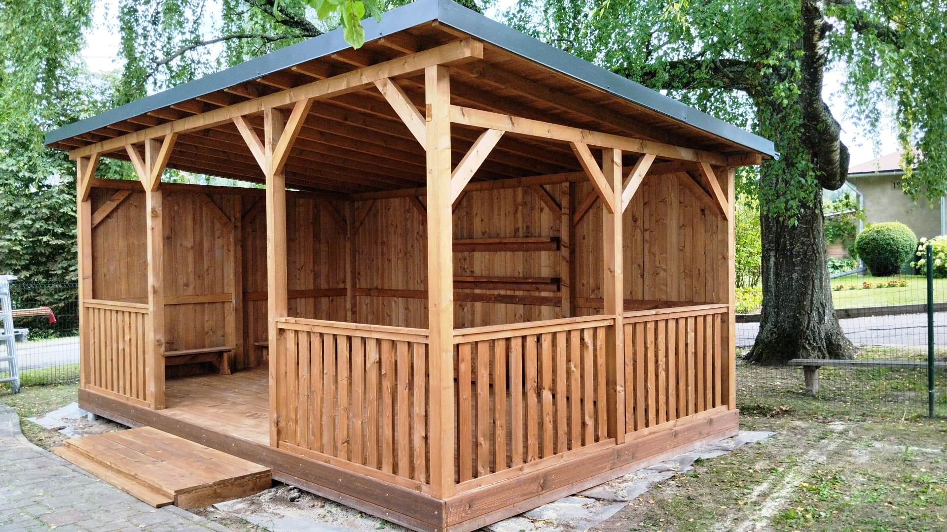 Koka nojume ar vienslīpu metāla jumtu un redzamu jumta latojumu – stūra skats
