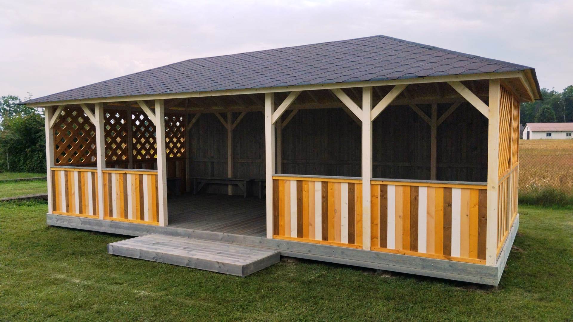 Krāsaina lapene bērnudārzam 32 m² ar pakāpienu – stūra skats