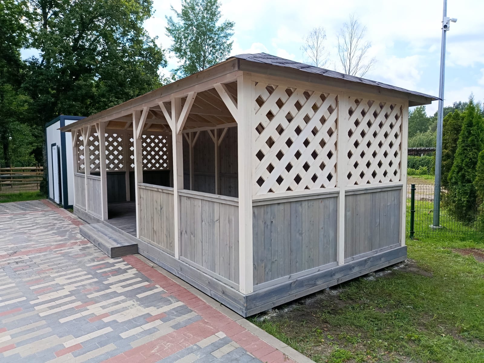 Lapene 3x8 m ar dekoratīvu režģi sānos – stūra skats