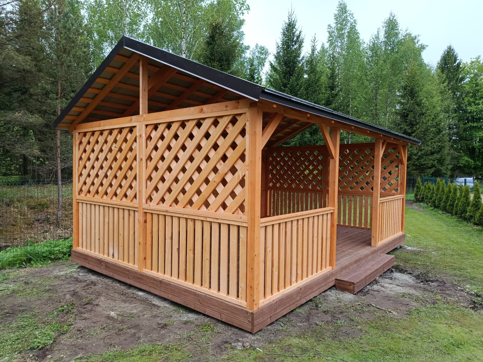 Lapene ar dekoratīvu režģi un sētiņām – sānskats