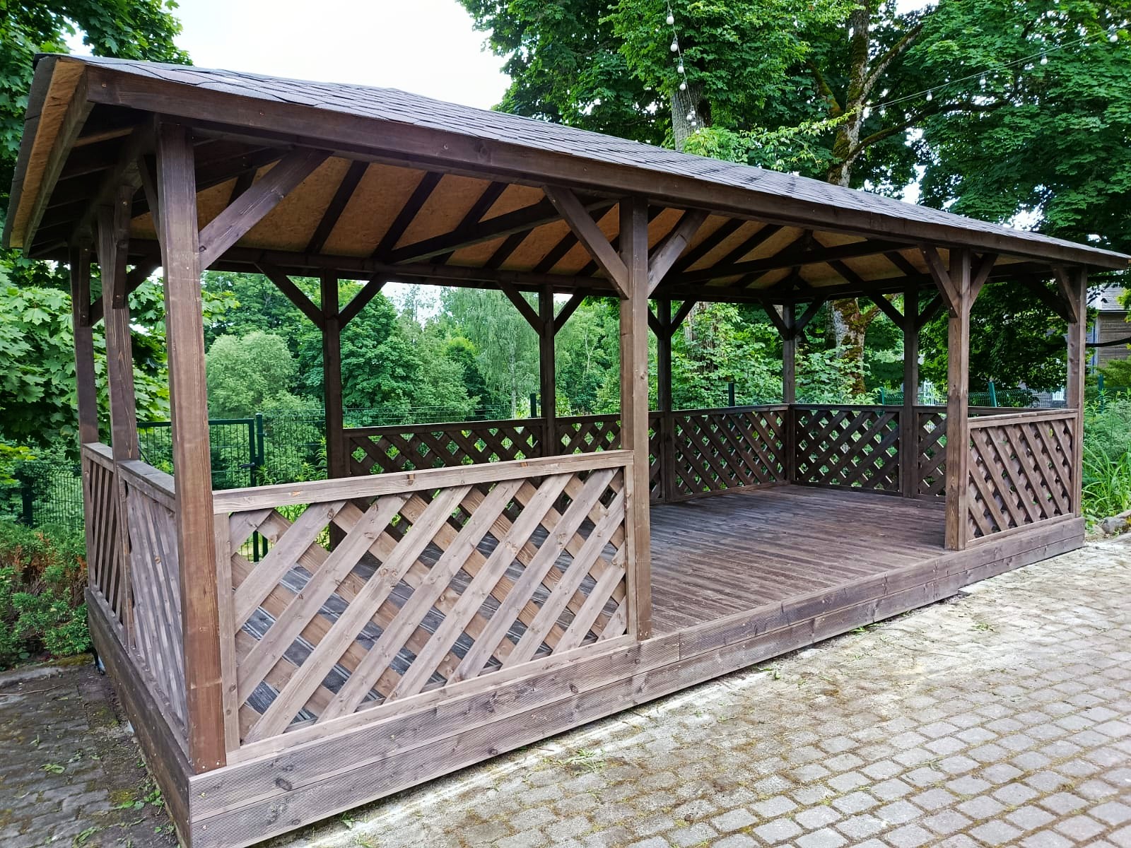 Lapene svinībām 21 m² ar plašu koka grīdu