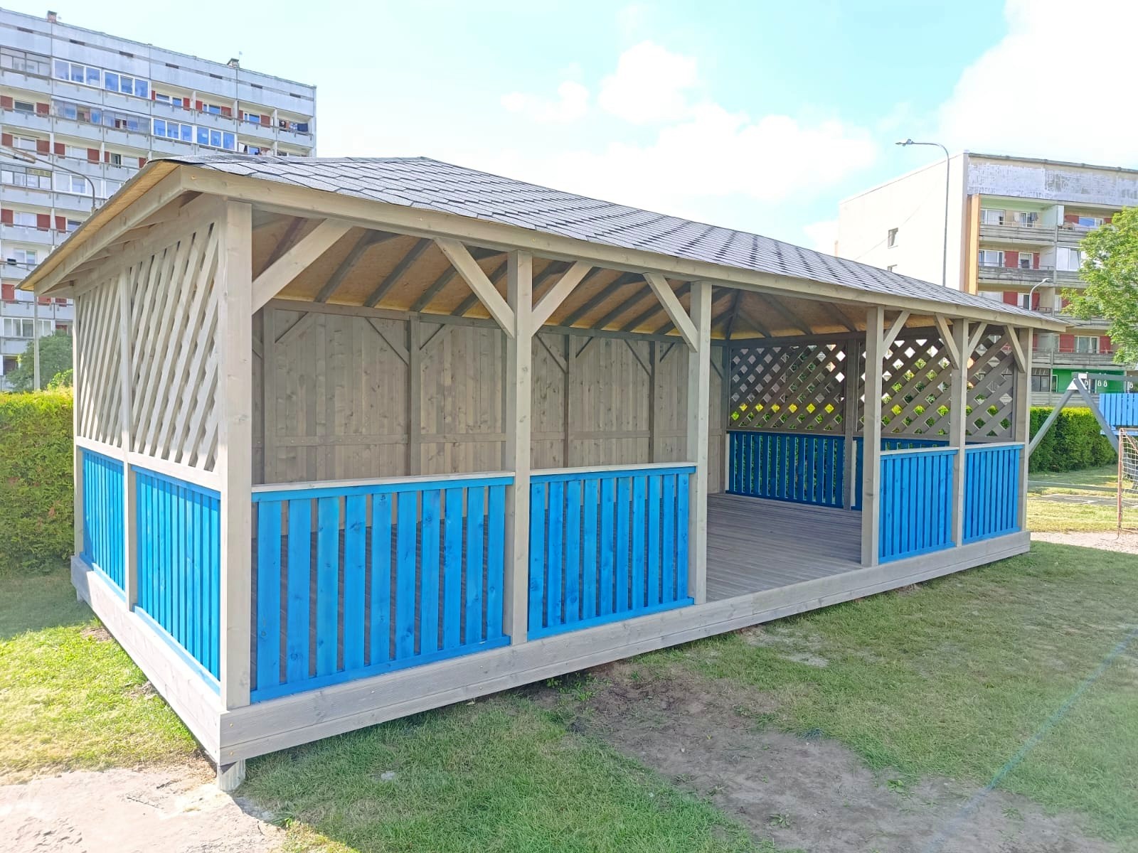 Liela koka lapene bērnudārza teritorijā – 32 m² nojume bērniem