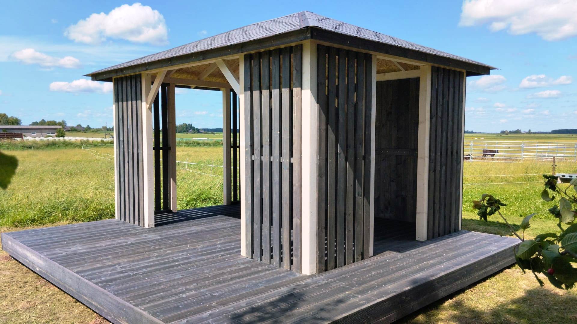 Moderna lapene 3x4 m ar vertikālām lamelēm un terasi