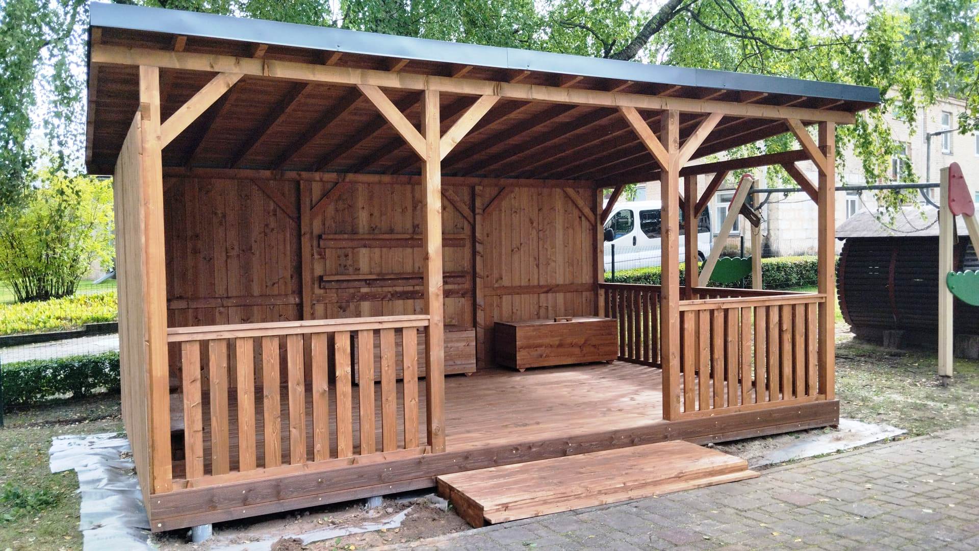 Vienslīpu koka nojume 4x6 m ar notekcauruli un pakāpienu